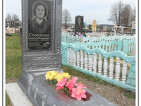 Бетонный памятник с гранитной вставкой