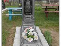 Памятник из бетона с гранитной вставкой