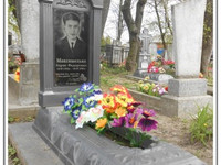 Памятник из бетона с гранитной вставкой