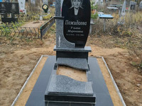 Памятник из серого и черного гранита