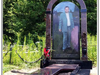 Мемориал из гранита  с цветным портретом