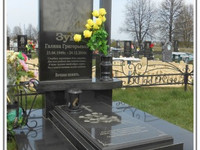 Гранитный памятник с крестом
