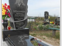 Гранитный памятник с резьбой