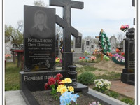 Гранитный памятник с крестом